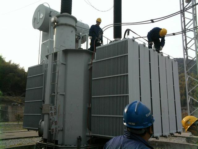 作業(yè)人員安全保護(hù)繩系在安全水平保護(hù)繩上，確保在變壓器本體上移動(dòng)始終不會(huì)失去保護(hù)。