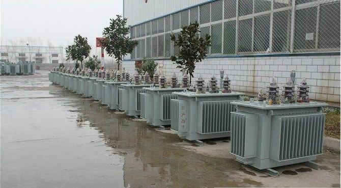 油浸式變壓器的保養(yǎng)如何去做？預(yù)防滲漏油：油浸式變壓器在油箱內(nèi)充滿變壓器油，裝配中依靠緊固件對耐油橡膠元件加壓而密封。
